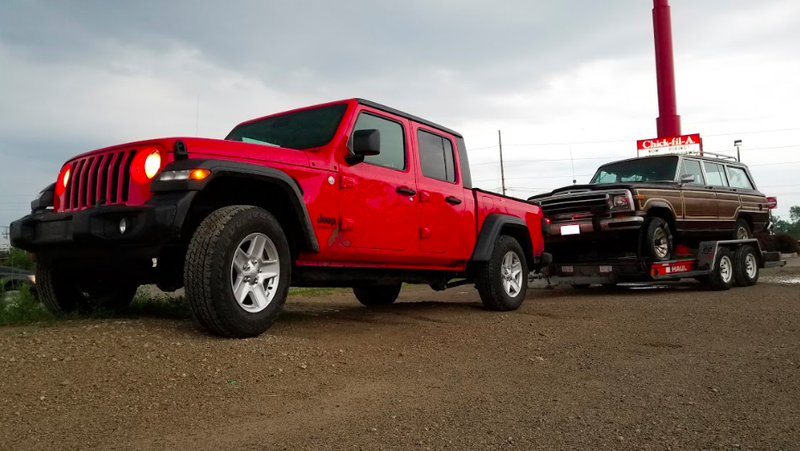Illustration for article titled What It Was Like Towing a Free Jeep Grand Wagoneer With the 2020 Jeep Gladiator